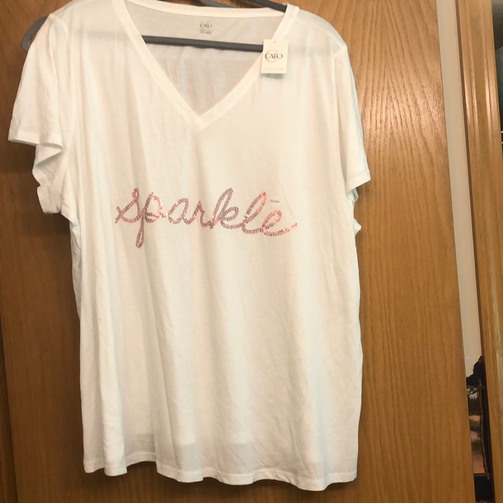 PLUS SIZE - NWT - white graphic vneck tshirt - 26/28